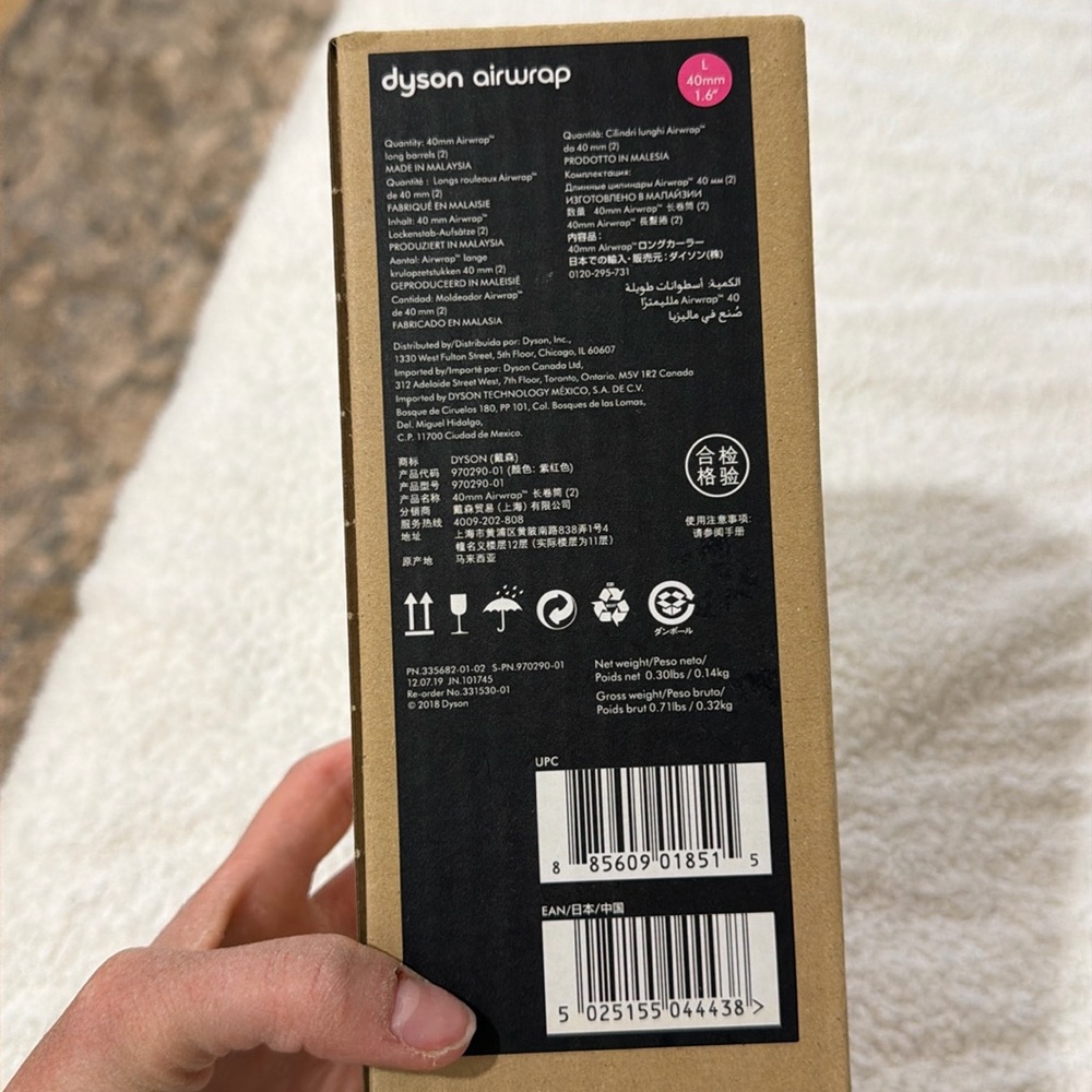 Brand new Dyson air wrap 40 mm long barrel attachment. Still in the box.
